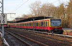 Am 3. Dezember 2016 konnte ich einen Zug der Linie S 3 (in diesem Fall von Berlin Ostkreuz nach Erkner fahrend) an der Station Berlin-Wuhlheide fotografieren.
Die Fahrzeugnummern sind mir nicht bekannt.