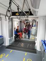Berlins neue S-Bahn: Bereich am Durchgang - jetzt mit Handschlaufen.