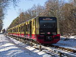 BR 483/484 der S Bahn Berlin (484 002) als S 47 in Richtung Berlin Spindlersfelde am 31. Januar 2021 am Bahnübergang an der Ostritzer Strasse.