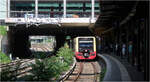 Licht und Schatten im S-Bahnhof -    Der Bahnhof Schönhauser Allee der Ringbahn in Berlin liegt im Einschnitt zum Teil unter einer Brücke und zum Teil unter einer Überbauung.