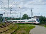 Tag 1: ICE 1615 aus Warnemünde fährt in den Rostocker Hauptbahnhof auf Gleis 3 ein. Bis München Hbf hat er noch eine weite Reise vor sich.