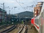 Tag 1: Nach einem köstlichen Abendessen im Bistro-Wagen des IC 2383 diente mir eines der in diesen Wagen üblichen Übersetzfenster der Entstehung dieses Bildes. Es ist zugleich mein letztes Bild des ersten Tages unserer Jubipass-Tour, den man durchaus als sehr gelungen betrachten kann. Wir erreichen hier gerade den Hamburger Hauptbahnhof. Dort mussten wir zur Weiterfahrt nach Neumünster umsteigen, wo sich in Vorbereitung auf die Marschbahn-Tour am nächsten Tag unsere erste Unterkunft befand.