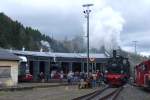 So sah es aus am Lokschuppen in Gerolstein bei recht trbem Wetter.
52 6106 und 38 1772 stehen mit einigen Schienenbussen im Lokschuppen, whrend der Pendelzug ber die Drehscheibe rattert, weil dahinter der Ein- und Aussteigepunkt des Pendelzuges war.
Gerolstein, der 3.4.2010