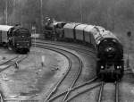 Dampfloks: Beim Dampfspektakel in der Eifel begegnen sich in der Nhe des BW Gerolstein zwei Sonderzge mit 3 Dampfloks. Rechts kommen 58 311 und eine weitere Maschine mit einem Zug aus Daun / Ulmen um die Kurve. Von links stellt 50 2340 gleich einen Zug nach Trier bereit. April 2010