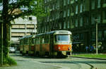 Dresden: Ein TATRA-Zwei-Wagen-Zug der Straßenbahnlinie 11 wendet am Postplatz/Wallstraße. Diese Wendestelle wurde meist bei Linienabkürzungen wegen Bauarbeiten genutzt. Das genaue Datum der Aufnahme ist mir nicht bekannt, es könnte im Sommer 1985 gewesen sein.