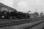 Bahnbetriebswerkstimmung. Besandungsanlage, Drehscheibe, Ringlokschuppen, Wasserturm und zwei schwere Gterzuglokomotiven, die 52 8184-5 und die 44 1486-8. So gesehen beim 9. Berliner Eisenbahnfest im Bw Berlin-Schneweide am 08.09.2012. 