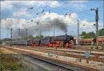 01 202 und 001 150-2 verlassen Villingen auf den Gleisen der Alemannenbahn.