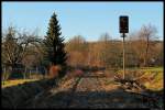 Die Gleise der ehemaligen Bahnstrecke Kamenz - Bischofswerda sind bereits seit Jahren verschwunden, doch das berwachungssignal eines Bahnbergangs in Kamenz blieb stehen. Der letzte Zug fuhr hier 1996 vorbei. (28.12.2012)