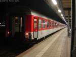 2.-Klasse-Liegewagen des NZ steht vor der Ankopplung im Karlsruhe Hbf. Aufgenommen am 14. April 2007 um Mitternacht.