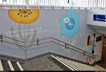  Graffitis machen graue Wände lebendig...   Der neueröffnete und künstlerisch gestaltete Bahnsteig 2/3 in Halle(Saale)Hbf zeigt Text- und Bildelemente des Liedes  Kling Klang  von