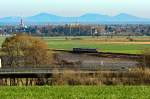 Ein bißchen Bahn (BR 620) in weiter Landschaft. Vom Aufnahmepunkt die A1 in ca. 400 m, BR 620 in ca. 1 km, Euskirchen in ca. 3 km und das Siebengebirge am Horizont in ca. 33 km Entfernung - 08.12.2015