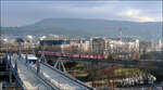 Noch fährt die S-Bahn - 

... auf der alten Brücke über den Neckar. Doch daneben geht die neue Bahnbrücke ihrer Fertigstellung entgegen. Im rechten Zugteil spiegelt sich die neue Brücke. Links ist der Bahnhof Bad Cannstatt erkennbar. Oben der der Kappelberg. 

06.01.2022 (M)