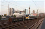 Düsseldorf -

Blick vom Bahnhof Düsseldorf-Hamm auf die Skyline des Düsseldorfer Medienhafens. Endstanden auf der zweitägigen Fototour mit Horst.

14.10.2019 (M)
