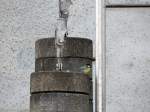 Ob die paar Gramm die Oberleitung straffer spannen? Eine kleine Kohlmeise sitzt auf Betongewichten an einen Mast in Ratingen Lintdorf.