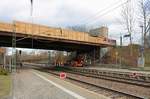 Brückensanierung in der Zscherbener Straße in Halle (Saale): Blick auf die Arbeiten auf den Bahnsteigen des Hp Halle Zscherbener Straße unter der Brücke.