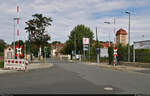 Der Bahnübergang Frachtstraße am Bahnhof Quedlinburg wurde in diesem Jahr modernisiert. Dafür wurden u.a. die Schranken und Lichtzeichen ausgetauscht. Bei meinem Besuch standen Alt und Neu noch beieinander. Die Eröffnung verzögerte sich wegen Lieferschwierigkeiten von Teilen für die Schrankensteuerung.

🚩 Bahnstrecke Magdeburg–Thale (KBS 315)
🕓 25.8.2021 | 10:54 Uhr