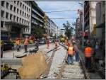 Auch am Schadowplatz sowie der Schadowstrae in Dsseldorf laufen die Vorbereitungen zum Bau eines unterirdischen Bahnhofs fr die neue U-Bahn-Strecke  Wehrhahnlinie . Dazu werden u.a. die Gleise der Straenbahn verschwenkt, um Platz zu schaffen. Am Wochenende 05./06.07.2008 wurden die neu verlegten Gleise angeschlossen.