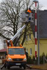 Reparatur der Bahnbergangs Beleuchtung  mit Hilfe der Lkw-Arbeitsbhne Bison Palfinger TA 14.B - 19.12.2011