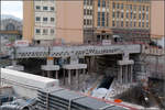 Zwischen altem Bahndirektionsgebäude und Stadtbahntunnelröhren -    ...