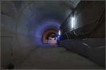 Im Stuttgarter Untergrund -

Stadtauswärts-Tunnelröhre des Fildertunnels. Diese Röhre ist schon durchgehend bis zur Rampe in der Nähe des Flughafen im Rohbau vorhanden.

Tage der offenen Baustelle, 05.01.2019 (M)
