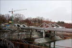 Den besten Blick - 

... auf die Tunnelportale am Rosensteinpark und die neue Eisenbahnbrücke über den Neckar hat man eigentlich während der Vorbeifahrt aus dem Zug auf der alten Neckarbrücke. Dieses Bild entstand während einer S-Bahnfahrt.

Stuttgart, Bad Cannstatt, 29.01.2021 (M)