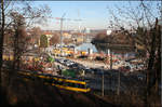 Zwei Großbaustellen treffen hier zusammen -

Zum einen entsteht hier die Ausfahrt des B10 Straßentunnels und zum anderen wird hier schon an der neuen Neckarbrücke für Stuttgart 21 gebaut. Man sieht in Bildmitte schon die Pfeiler emporwachsen. Links oberhalb der Stadtbahn die Baugrube des Straßentunnels. Die Stadtbahnlinie U14 passiert die Baustellen eingleisig, wobei das Gleis demnächst auf eine Brücke über die Baugrube verlegt wird.

Ich stehe hier übrigen auf dem Portal des ersten Eisenbahntunnels unter dem Rosensteintunnel. Für den zweiten Stuttgarter Hauptbahnhof wurden auch schon hier ein neuer Tunnel und eine neue Bahnbrücke gebaut, für den dritten Hauptbahnhof wiederholt sich die Geschichte.

10.12.2016 (M)