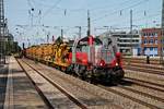 Durchfahrt am 25.08.2015 von SGL V170.19 (261 308-1) mit einem langen und schweren Bauzug in München Heimeranplatz in Richtung Ostbahnhof.