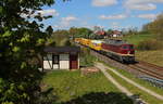 Bauzug mit 232 223 von Hof gen Norden hier am 6.5.2020 in Jössnitz am alten Bahnposten aufgenommen. 