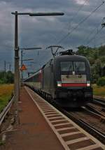 Durchfahrt am 25.06.2013 von MRCE/DB Fernverkehr ES 64 U2-072 und dem EC 7 in Orschweier gen Freiburg.