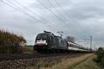 Am 08.11.2013 bespannte ES 64 U2-067  ETCS Trainguard  den EC 6 (Chur - Hamburg-Altona), als sie mit ihrem Zug nrdlich von Mllheim (Baden) bei Hgelheim gen Freiburg fuhr.