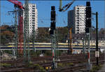 Alles strebt nach oben - 

... nur der langgezogene Stadler-Tango auf seiner Brücke setzt einen Kontrapunkt. Blick über das Gleisvorfeld des Stuttgarter Hauptbahnhofes auf einen Zug der U12 auf der neuen Brücke über die Wolframstraße.

12.12.2018 (M)