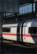 Feine Linien auf dem ICE -

Stuttgart-Hbf, 31.10.2012 (M)