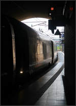 Weitgehend im Dunkeln -

... steht dieser Abschnittes eines ICE 4s im überdeckten Bereich des Bahnhofes Berlin-Gesundbrunnen. In einer Türe und einem Teil des Wagens reflektiert sich das Licht.

21.08.2019 (M)