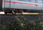 Ein ICE rollt durchs Remstal -    Unter dem Zug mit dem roten Streifen, ein leuchtend grüner des beginnenden Frühlings.