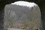 Der etwas andere Blick auf einen Zug - Aus einem ehemaligen Straentunnel, jetzt nur noch fr Fugnger und Radfahrer, Blick auf RE 55 / 3210, Ulm - Donaueschingen, der sich am 25.12.2020 zwischen Inzigkofen und Dietfurt befindet