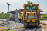 Schwere Nebenfahrzeuge Plasser & Theurer  Unimat 4S und SSP 110 SW in Bergen auf Rügen abgestellt. - 18.05.2022 - Experiment bei Gegenlicht.
