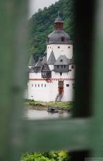Details: Durch den  vorbeifahrenden Masten  gesehen, die Burg Pfalzgrafenstein.