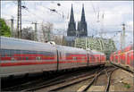 Köln -    Dom, Hohenzollernbrücke und Zugverkehr.