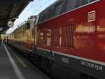 Groe Bilder machen Spa, hier die altrote 218 387-9 zusammen mit 103 235 vor einem TEE-Zug nach Bad Laasphe vor der Abfahrt in Marburg (September 2009).