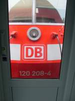 Heute morgen berraschte mich 120208 als Zuglok eines RE9 nach Siegen. Hier eine Aufnahme der Lok aus dem ersten Wagen.