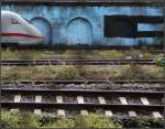 An der blauen Wand entlang - 

Zu dem ruppigen Bahnambiente passt auch der schemenhaft erkennbar Zaun, im Vorschaubild stärker sichtbar als im Großbild. Ein ICE 1 kurz vor der Durchfahrt des Bahnhofes Stuttgart-Bad Cannstatt. 

Ein erste Version dieser Aufnahme wurde abgelehnt. Der Bildschnitt wurde dann nochmals neu überdacht (enger geschnitten) und dann kam es durch.

20.10.2011 (M)