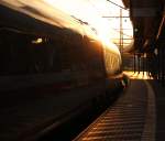 Anmutig lehnt sich der ICE 1552 nach Frankfurt Hbf bei seiner Ausfahrt aus Eisenach der Sonne entgegen.