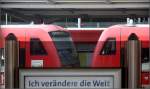 Motive am Rande einer Bahnfahrt -    'Überlagerte Symetrien in Schrägsicht', so könnte man diese Aufnahme nennen, die von unserem Sitzplatz im Zug im Bahnhof Horb entstand.