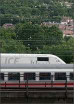 DB-Fernverkehr im Vorfeld des Stuttgarter Hauptbahnhofes -    Der ICE fährt aus Richtung Mannheim ein, während der IC vermutlich aus dem Abstellbahnhof am Rosenstein kommt und führ
