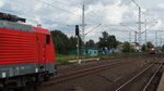 So ein Pech: in der Ferne nähert sich eine NOHAB, aber ein entgegenkommender Containerzug wird mir gleich die Sicht versperren; Schwarzenbek, 02.07.2016
