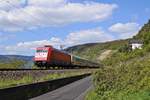 DB Fernverkehr 101 002 ist mit dem auf die rechte Rheinstrecke umgeleiteten IC 2013 Magdeburg Hbf - Oberstdorf am 29.04.17 zwischen Wellmich und St. Goarshausen unterwegs.