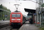 Ein Nachschuss von der 101 008-1 DB schiebt einen IC  2223 aus Berlin nach Aachen-Hbf  und hilt in Viersen.