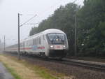 IC 2005 nach Konstanz rauscht am 02.06.18 über die Emslandstrecke bei Emsbüren. Es schiebt 101 058.