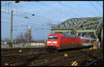 101064 verlässt am 24.3.1999 die Hohenzollernbrücke und fährt mit dem IC 601 Hanseat nach Basel um 16.52 Uhr in den HBF Köln ein.