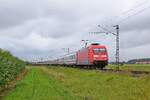 DB Fernverkehr 101 082 mit IC 2313 Hamburg-Altona - Offenburg Hbf, Umleiter (Frille, 27.08.2021). Aufgrund einer Oberleitungsstörung zwischen Sagehorn und Ottersberg (Strecke Bremen - Hamburg) wurde der Fernverkehr (IC, ICE, Flixtrain) zwischen Hamburg und Köln über Rotenburg (Wümme) - Verden - Nienburg - Minden - Hamm bzw. Gegenrichtung umgeleitet. Der Fotostandpunkt befindet sich an dem eingleisigen Teilstück Nienburg - Minden ( NATO-Bahn ). Der hier sonst in jede Richtung zweistündlich verkehrende RE 78  Porta-Express  wurde wegen Auslastung dieses Teilstücks auf SEV umgestellt.